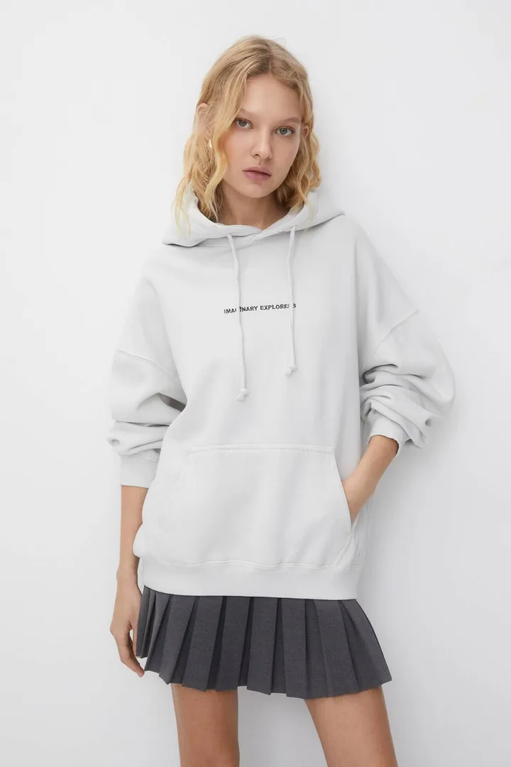 <span class="text-styled__StyledSpan-sc-d280c10c-1 dvOaRP">Pull & Bear< span>سویشرت کلاهدار با متن دوزی