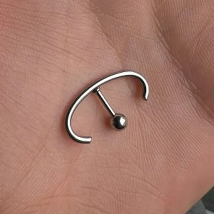 پیرسینگ گوش طرح نعل