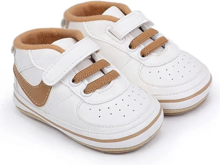 پاپوش استپ دار نوزادی رنگ سفید طرح نایک نسکافه ای