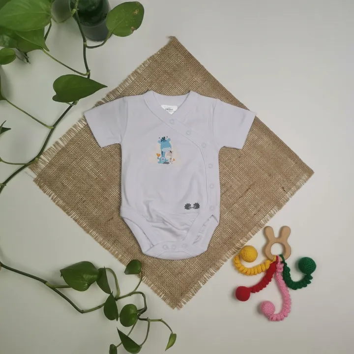 بادی نوزادی پسرانه آستین کوتاه برند twins طرح زرافه آبی رنگ