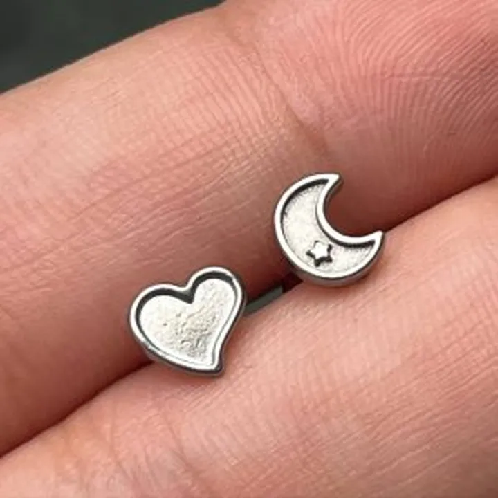 پیرسینگ گوش طرح قلب و ماه