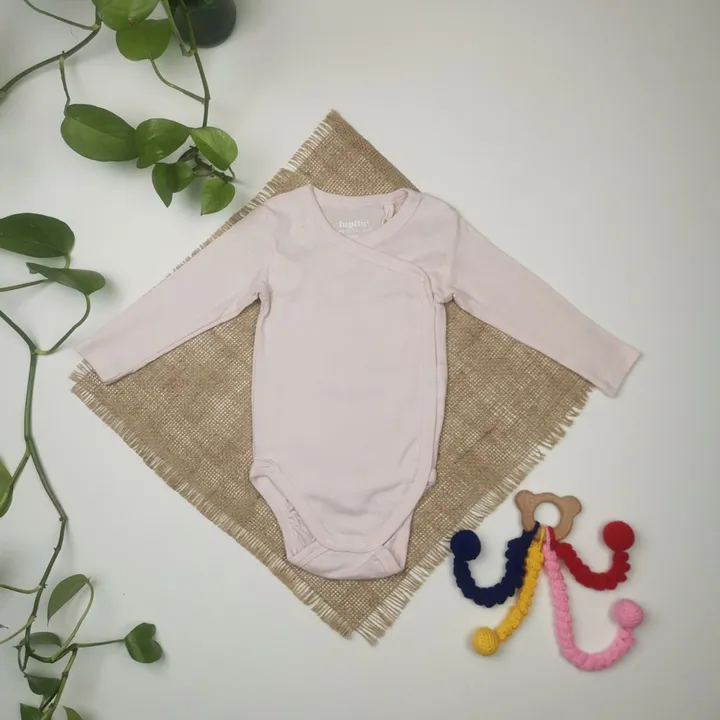 بادی نوزادی دخترانه آستین بلند برند لوپیلو طرح چپ و راستی صورتی کمرنگ رنگ – 2-6 ماه