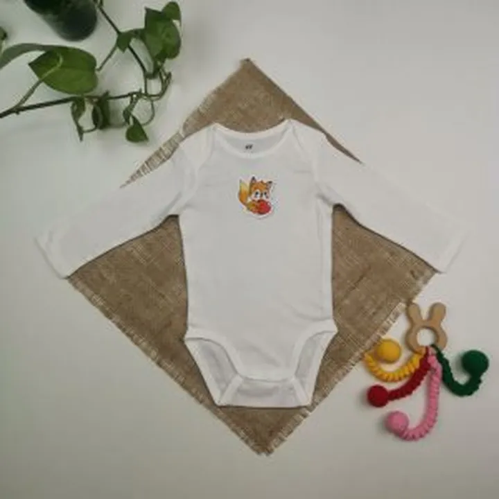 بادی نوزادی آستین بلند برند h and m طرح روباه سفید رنگ – 4-6 ماه