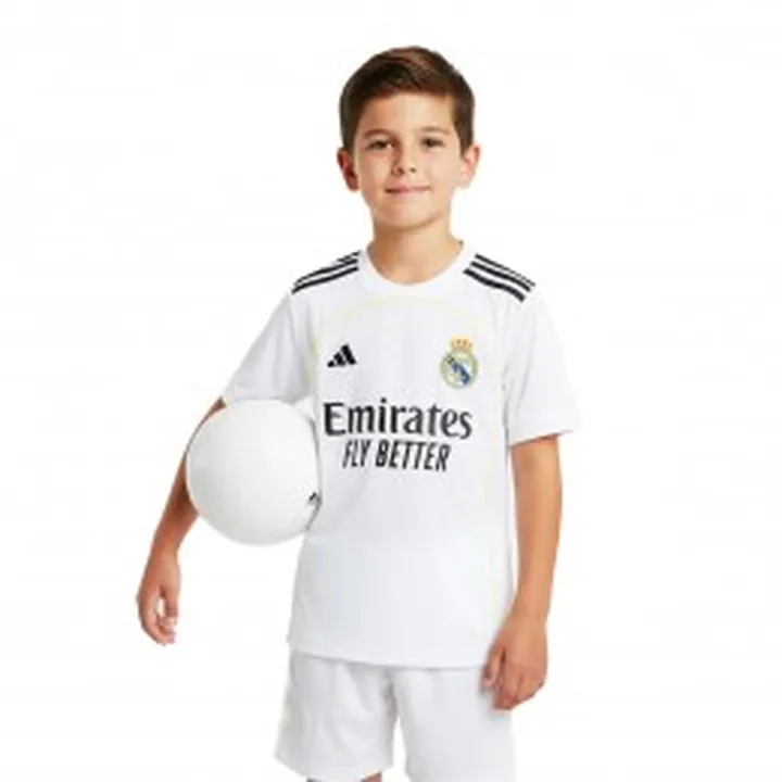 پیراهن و شورت بچگانه اول رئال مادرید با نام و شماره و امضا امباپه Real Madrid Home 2025-26 Kit
