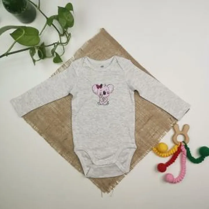 بادی نوزادی دخترانه آستین بلند برند h and m طرح کوآلا طوسی رنگ