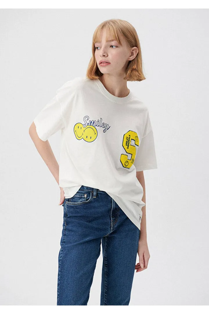 <span class="text-styled__StyledSpan-sc-d280c10c-1 dvOaRP">Mavi< span>تیشرت سفید X Smiley Originals Loose Fit -70057