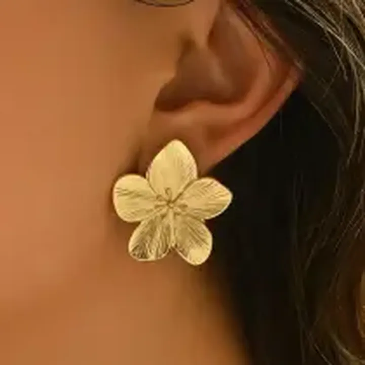 گوشواره زنانه آلیاژی مدل گلدار کد 2622