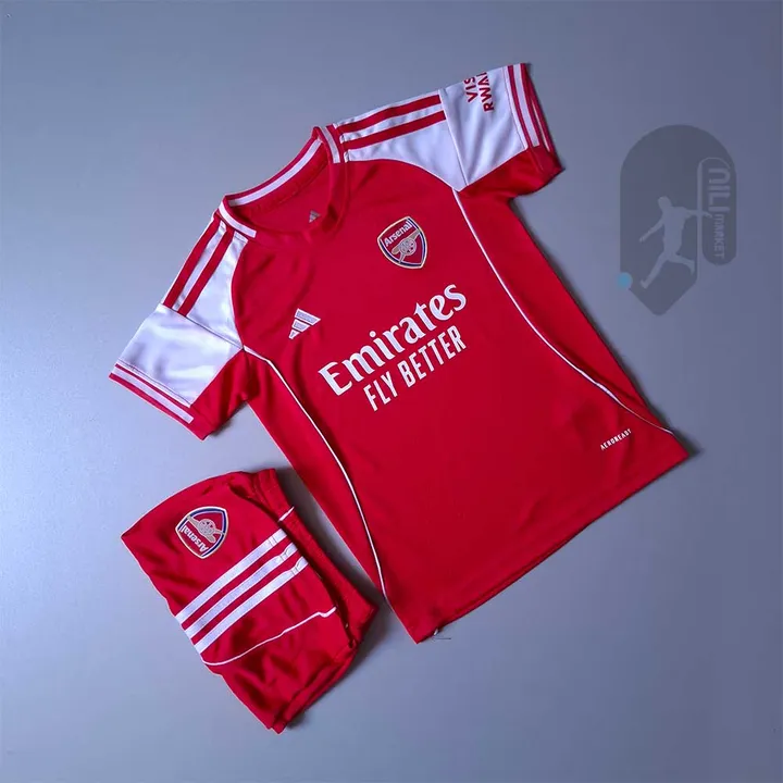 لباس اول آرسنال - بچگانه (فصل 2025 2026) به همراه شورت ورزشی