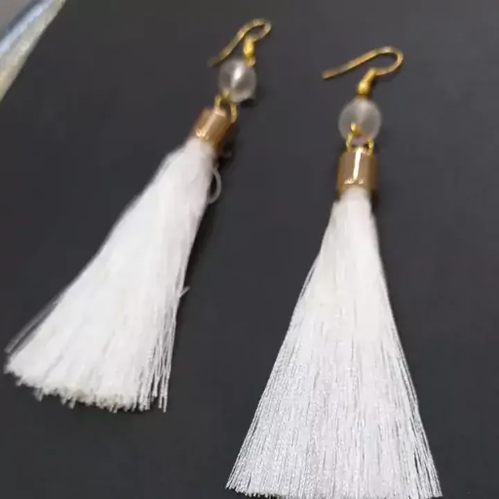 گوشواره منگوله دار ریش ریش سفید فوق العاده شیک و مجلسی فروش فقط عمده هست حداقل تعداد سفارش 3عدد هستش