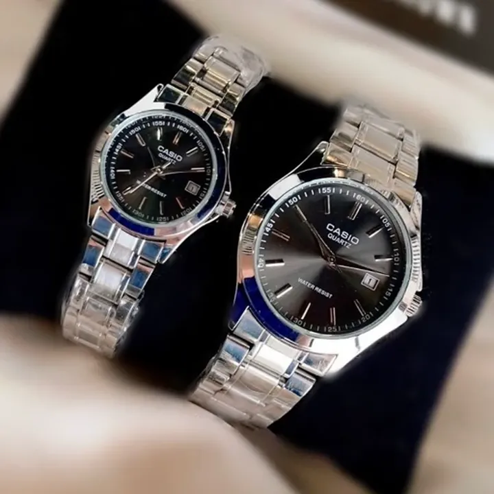 ساعت ست و تکی زنانه و مردانه عقربه ای کاسیو CASIO صفحه گرد مشکی بند استیل نقره ایی - تک کد 9509