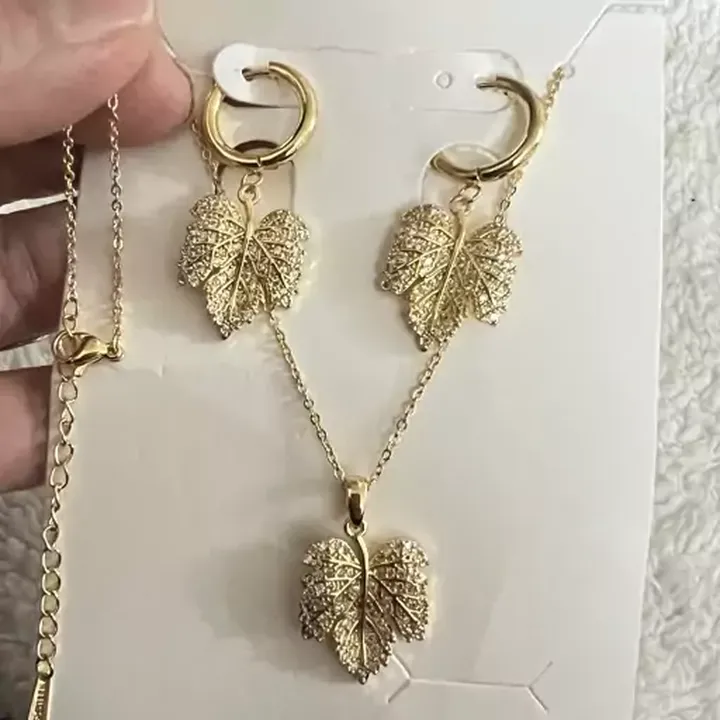 نیم ست برگ مو درشت با نگین های فراوان مخراج شده طلایی با گردنبندزنحیر دار استیل ضد حساسیت 