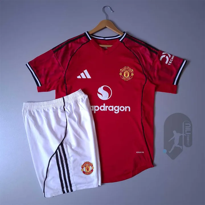 لباس اول منچستریونایتد ( ورژن پلیر - فصل 2025 2026) به همراه شورت ورزشی