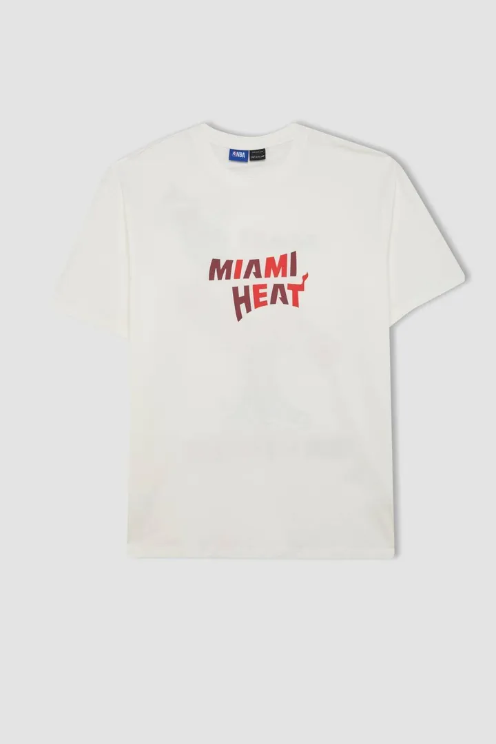 <span class="text-styled__StyledSpan-sc-d280c10c-1 dvOaRP">Defacto< span>تیشرت آستین کوتاه DeFactoFit NBA Miami Heat Boxy Fit Crew