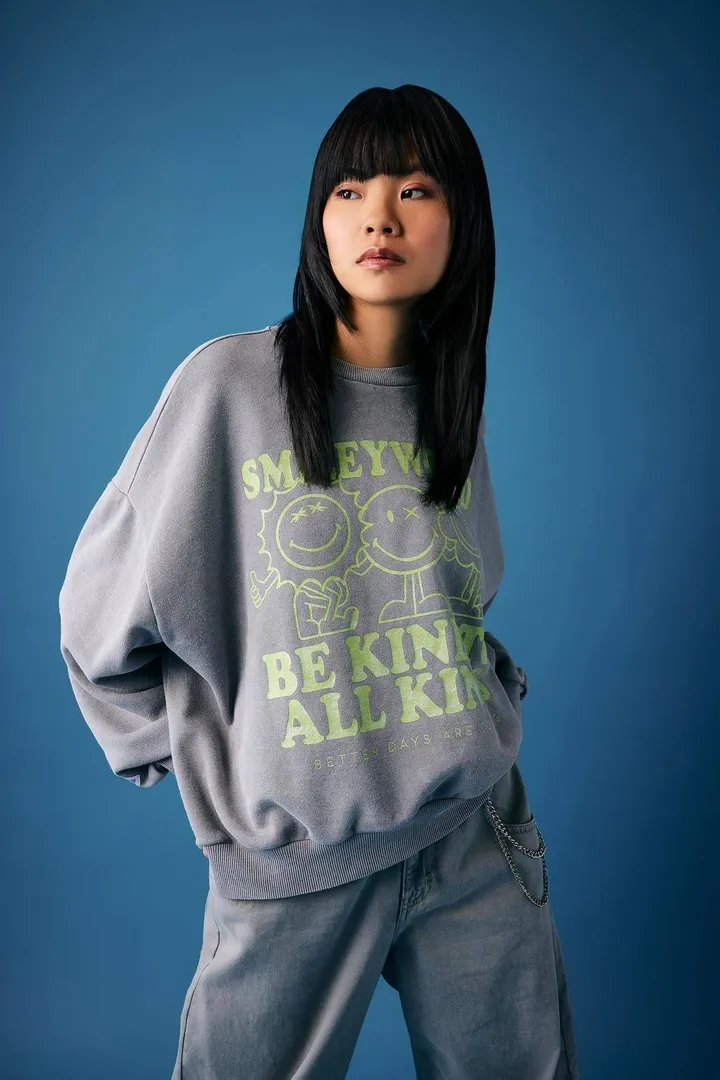 <span class="text-styled__StyledSpan-sc-d280c10c-1 dvOaRP">Defacto< span>Smileyworld Cool Smileyworld Oversize Fit Crew Heck Thick Washed Faded Effect Sweatshirt B9803ax23wn