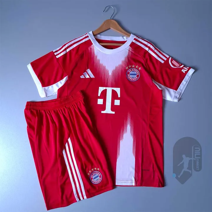 لباس اول بایرن مونیخ (ورژن هوادار - فصل 2025 2026) به همراه شورت ورزشی