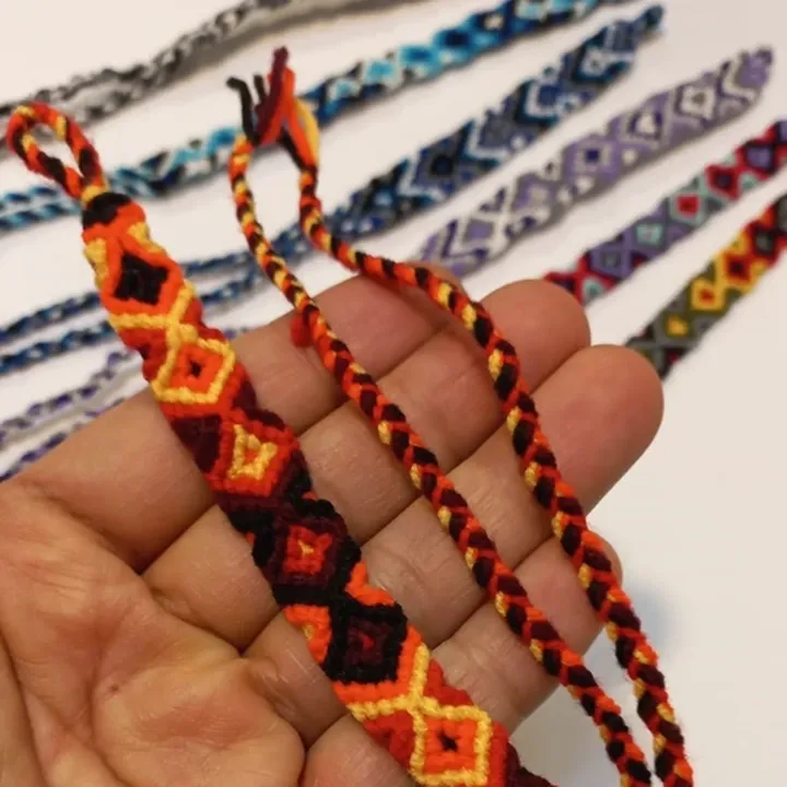 حراج بسته ده عددی دستبند بافت کاموا رنگبندی متنوع