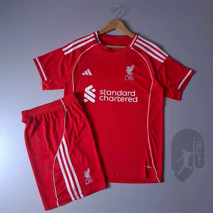 لباس اول لیورپول ( ورژن هوادار -  فصل 2025 2026) به همراه شورت وزرشی