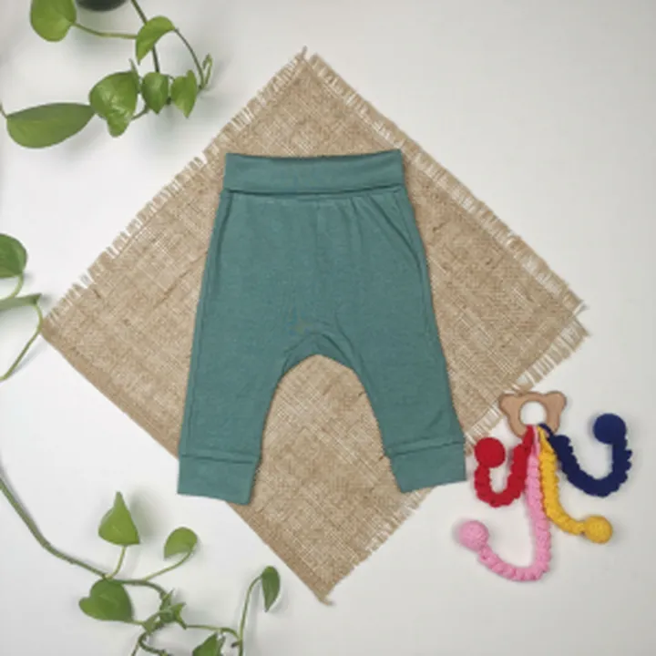 شلوار نوزادی اسلش برند h and m کمرکش سبز تیره رنگ – 2 تا 4 ماه