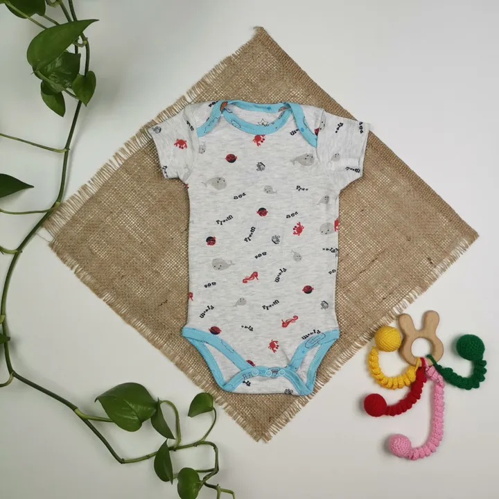 بادی نوزادی پسرانه آستین کوتاه طرح دریا طوسی رنگ – 3-6 ماه