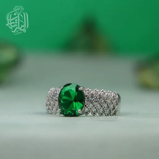 انگشتر نقره زنانه با نگین سنتاتیک سبز