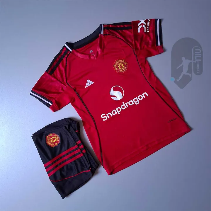 لباس اول منچستریونایتد - بچگانه (ورژن هوادار - فصل 2025 2026) به همراه شورت ورزشی