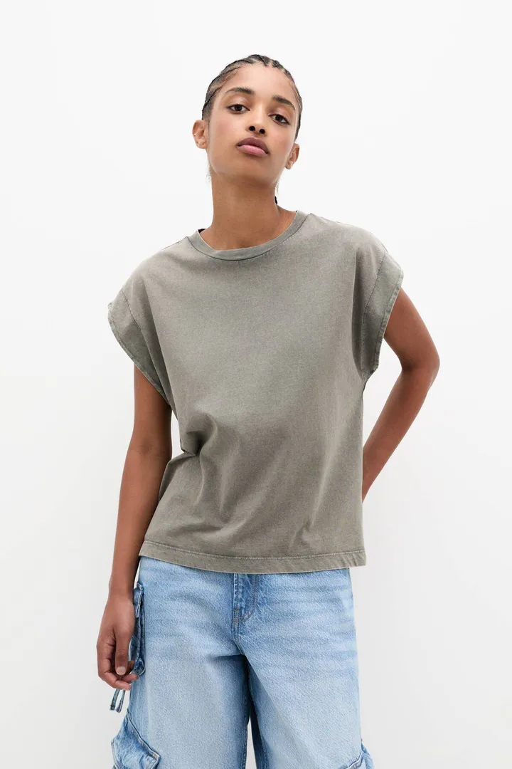 <span class="text-styled__StyledSpan-sc-d280c10c-1 dvOaRP">Pull & Bear< span>تاپ آستین دار