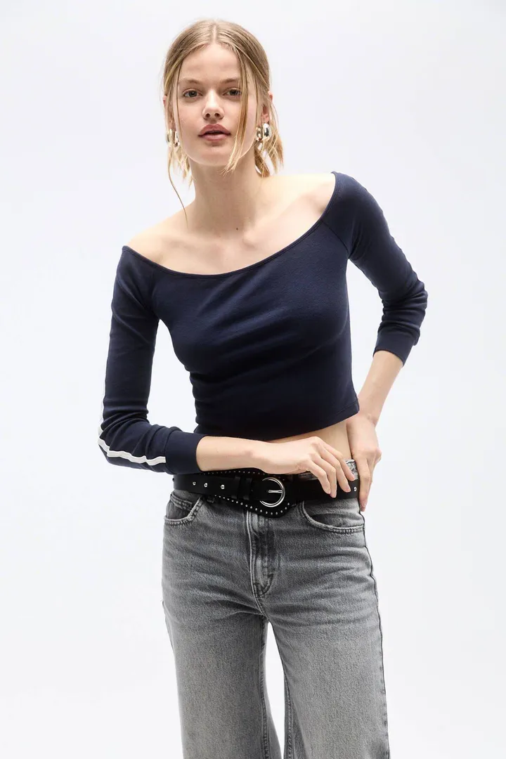 <span class="text-styled__StyledSpan-sc-d280c10c-1 dvOaRP">Pull & Bear< span>بلوز بی شانه