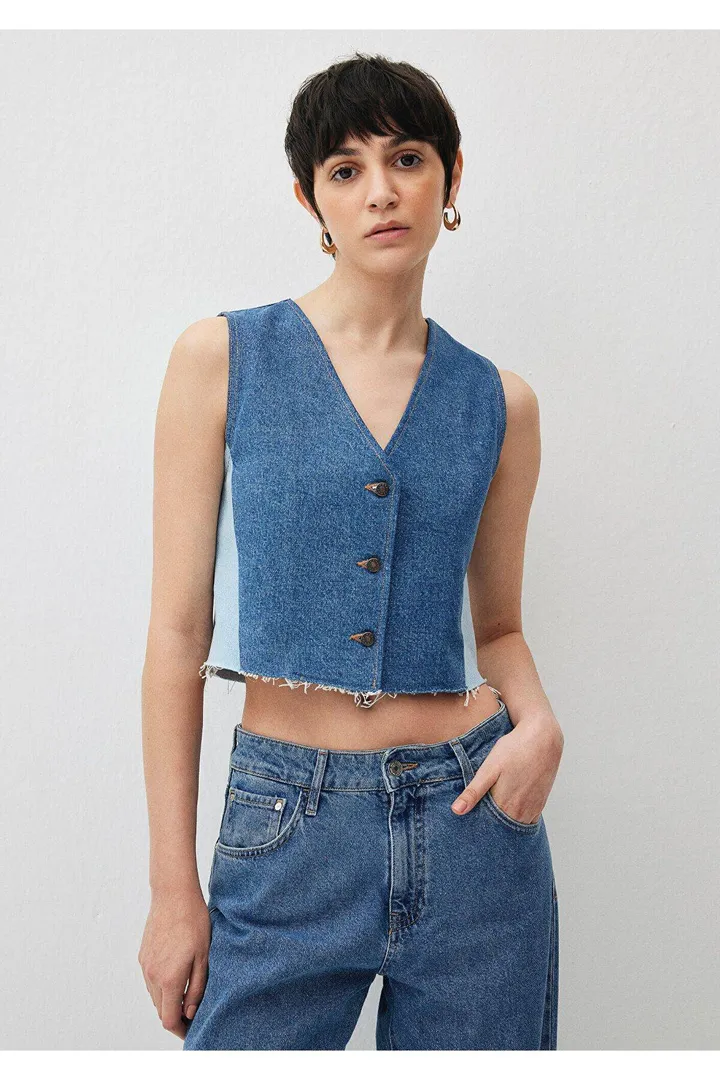 <span class="text-styled__StyledSpan-sc-d280c10c-1 dvOaRP">Mavi< span>گل صد تومانی بلوک Upcycle Jean Vest Crop   Short Cut -88165