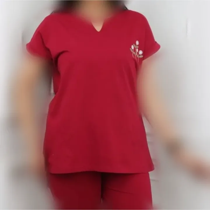 تیشرت قواره دار زنانه یقه V گلدوزی شده 