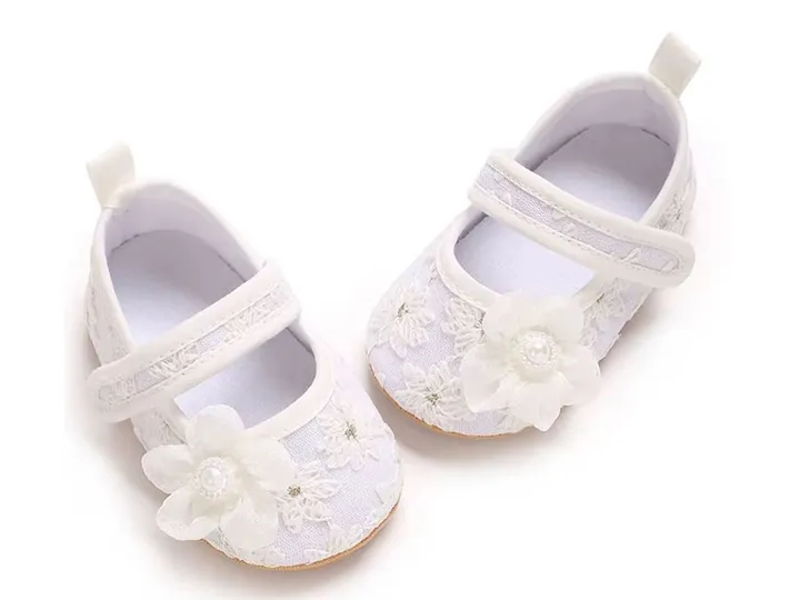 پاپوش استپ دار نوزادی رنگ شیری طرح گل برجسته