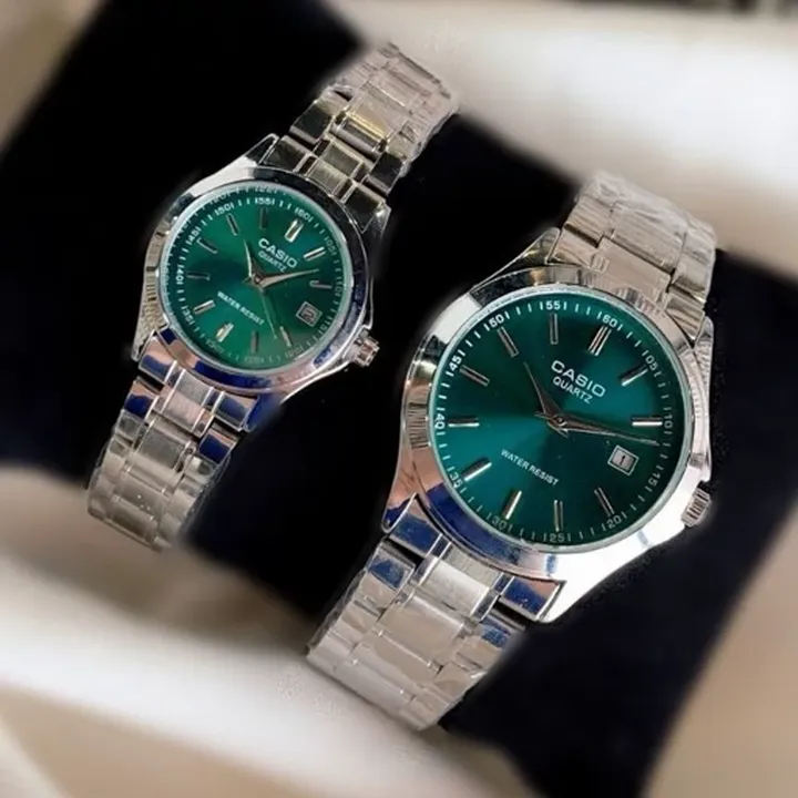 ساعت ست و تکی زنانه و مردانه عقربه ای کاسیو CASIO صفحه گرد سبز بند استیل نقره ایی - تک کد 9505