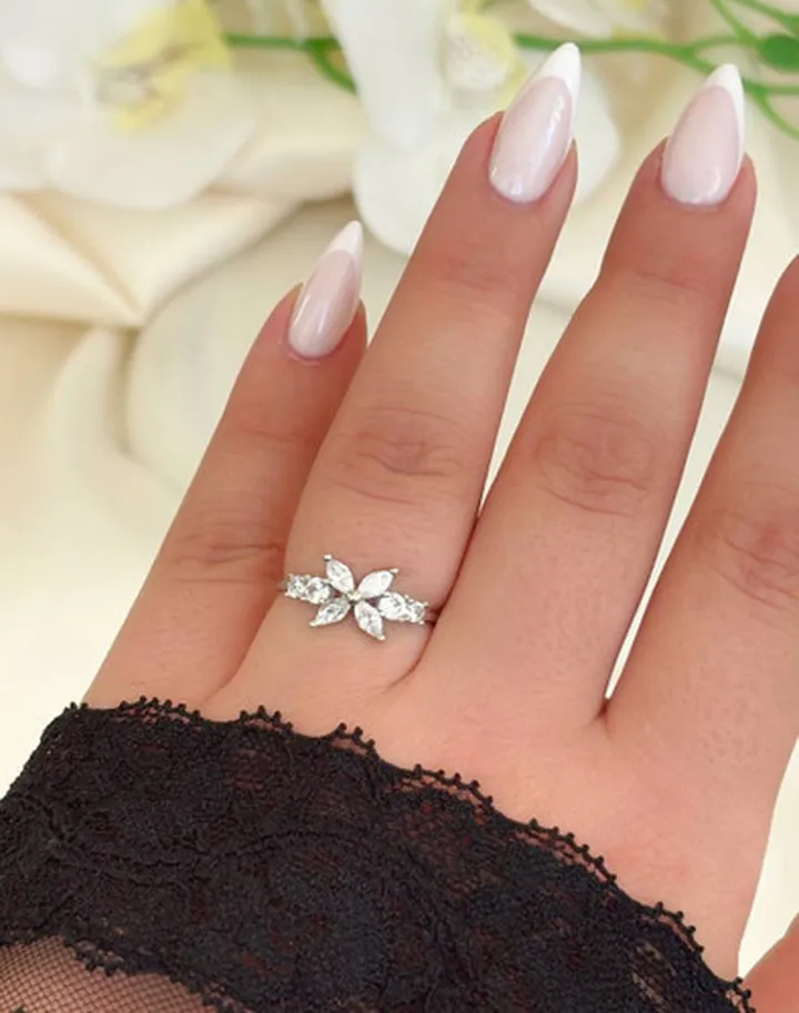 ۰۳۵۴. انگشتر نقره مدل گل چهار پر