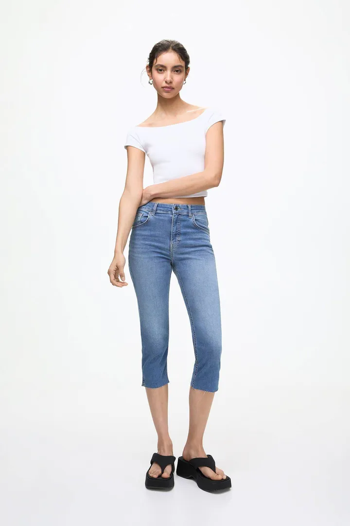 <span class="text-styled__StyledSpan-sc-d280c10c-1 dvOaRP">Pull & Bear< span>شلوار جین کاپری کمر وسط