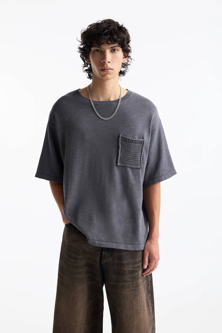 <span class="text-styled__StyledSpan-sc-d280c10c-1 dvOaRP">Pull & Bear< span>تیشرت آستین کوتا�ه با جیب قلاب بافی