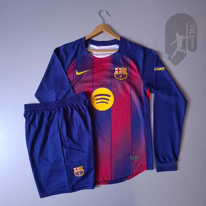 لباس اول بارسلونا - آستین بلند ( ورژن هوادار -  فصل 2025 2026) به همراه شورت ورزشی