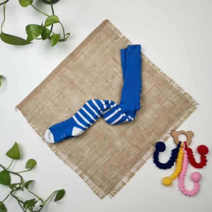 جوراب شلواری نوزادی طرح راه راه تو حوله ای آبی رنگ