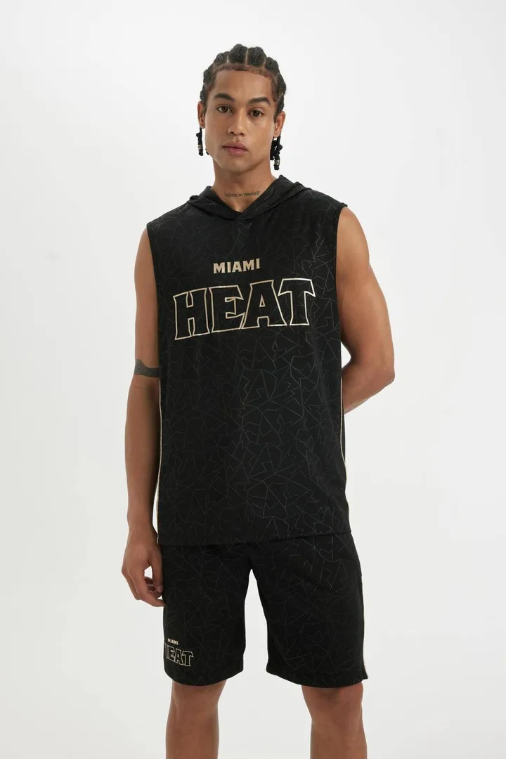 <span class="text-styled__StyledSpan-sc-d280c10c-1 dvOaRP">Defacto< span>شلوارک پارچه ای سنگین پاهای کوتاه DeFactoFit NBA Miami Heat Fit استاندارد