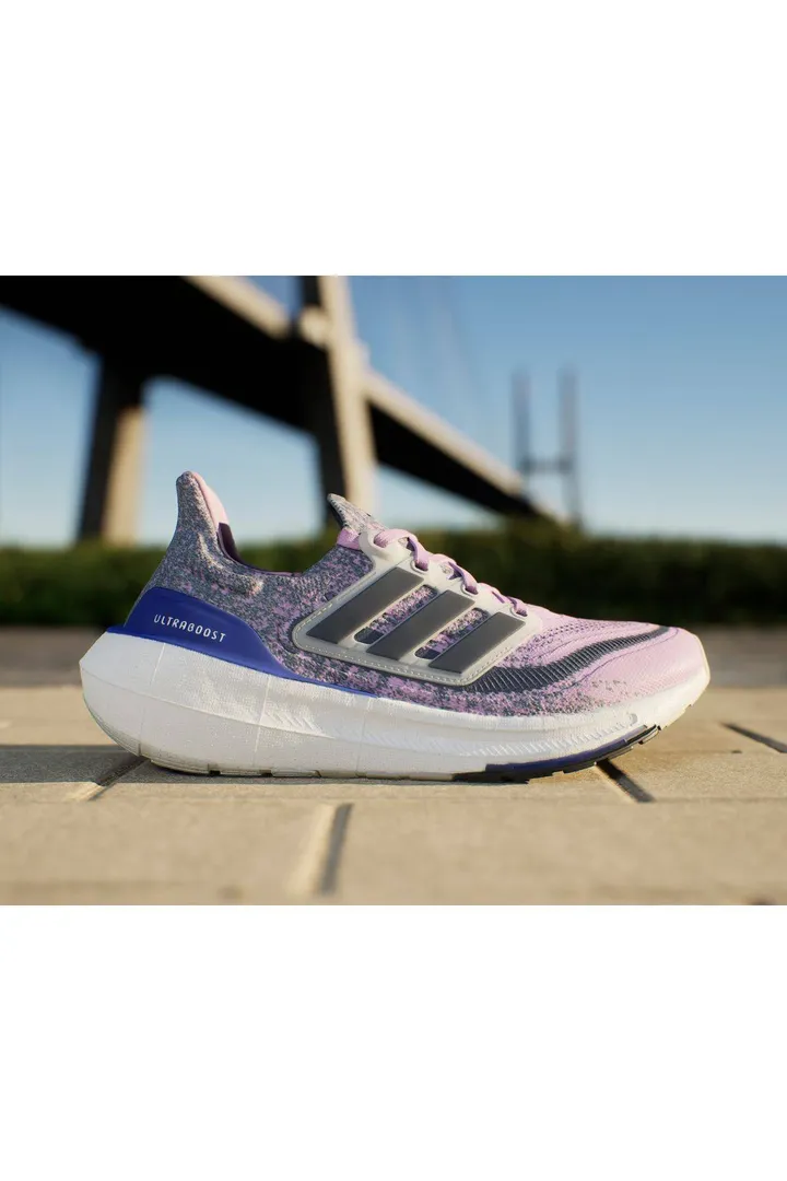 <span class="text-styled__StyledSpan-sc-d280c10c-1 dvOaRP">adidas< span>کفش کتانی Ultraboost Light Running Colorful