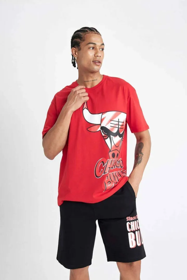 <span class="text-styled__StyledSpan-sc-d280c10c-1 dvOaRP">Defacto< span>تیشرت آستین کوتاه یقه کوتاه Nba Chicago Bulls Boxy Fit Crew