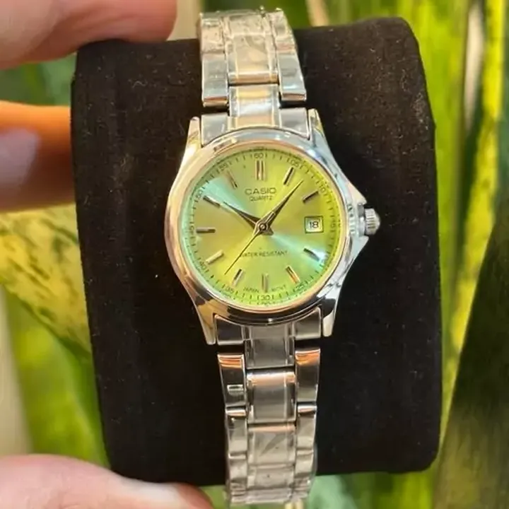 ساعت زنانه عقربه ای کاسیو CASIO صفحه گرد سبز بند استیل نقره ایی ضدآب کد 9192