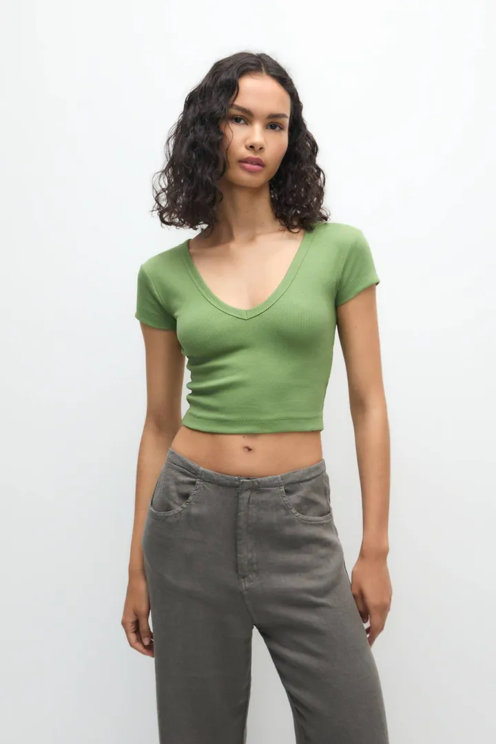 <span class="text-styled__StyledSpan-sc-d280c10c-1 dvOaRP">Pull & Bear< span>تیشرت مناسب یقه V