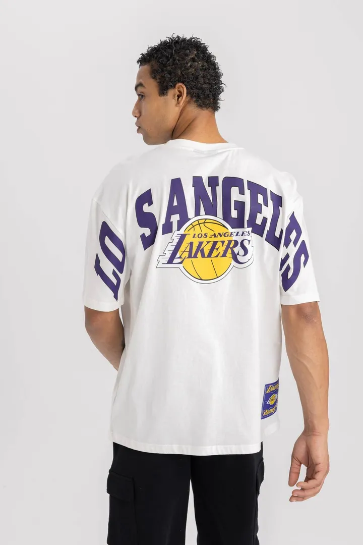 <span class="text-styled__StyledSpan-sc-d280c10c-1 dvOaRP">Defacto< span>تیشرت یقه ای با اندازه بزرگ Fit Nba Los Angeles Lakers