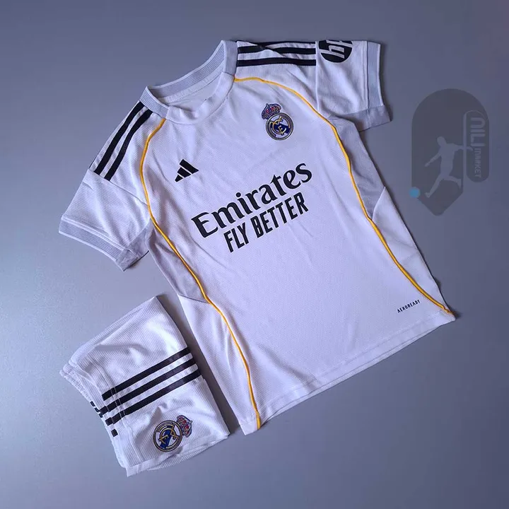 لباس اول رئال مادرید - بچگانه (فصل 2025 2026) به همراه شورت ورزشی