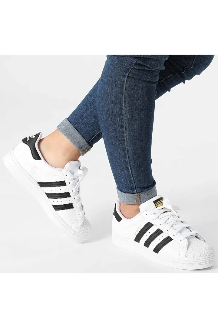 <span class="text-styled__StyledSpan-sc-d280c10c-1 dvOaRP">adidas< span>پایگاه دادگاه VL