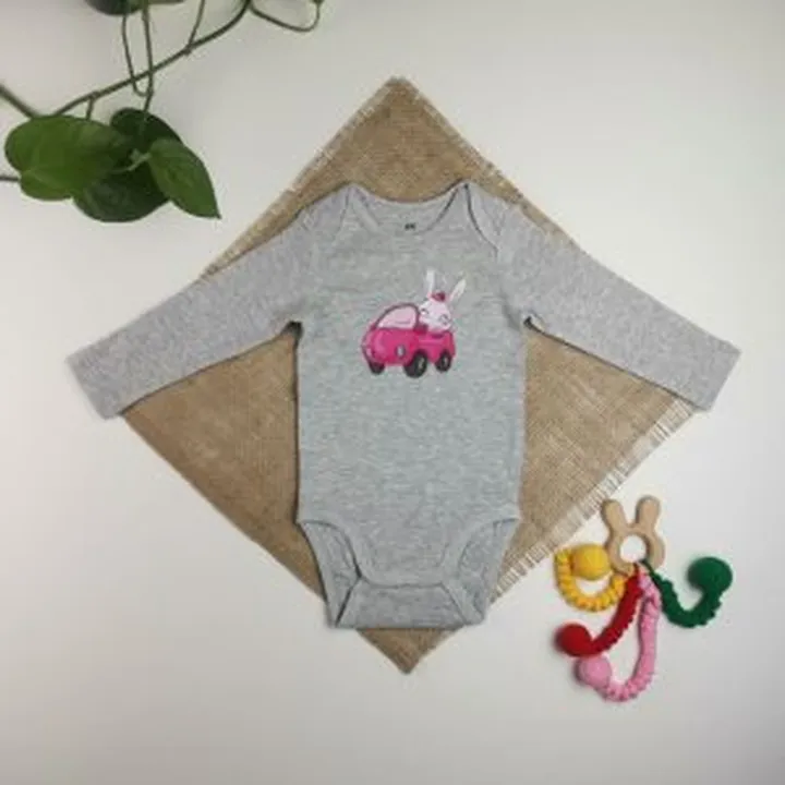 بادی نوزادی دخترانه آستین بلند برند h and m طرح خرگوش طوسی رنگ