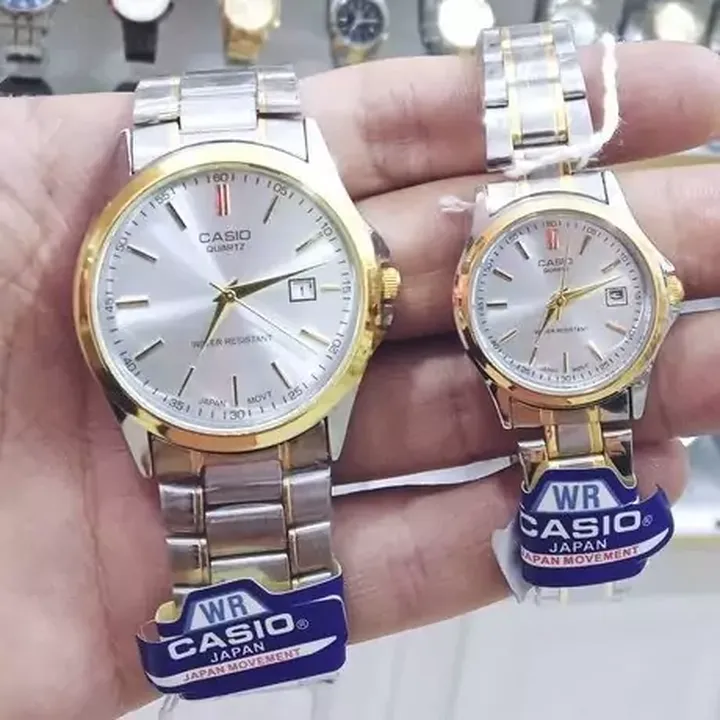 ساعت ست و تکی زنانه و مردانه عقربه ای کاسیو CASIO صفحه گرد سفید بند استیل دو رنگ طلایی نقره ایی - تک کد 2727