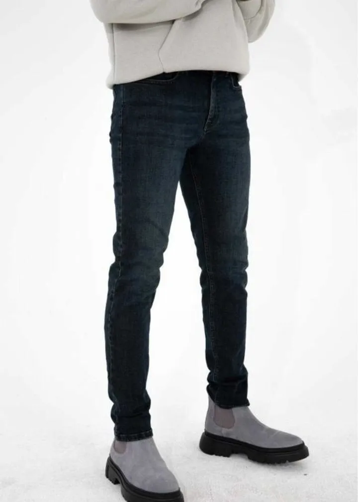 شلوار جین برش اسلیم فیت لایکرا کشی خردلی تیره قالب تنگ مردانه برند HLT JEANS کد 1702467319