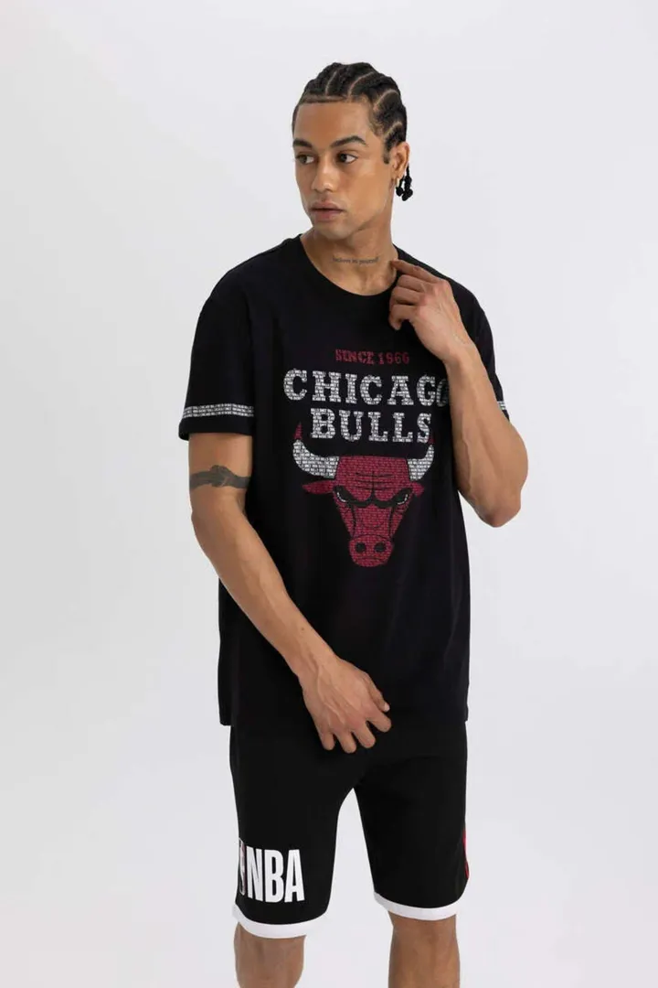 <span class="text-styled__StyledSpan-sc-d280c10c-1 dvOaRP">Defacto< span>تیشرت آستین کوتاه Fit Nba Chicago Bulls Regular Fit Crew یقه تیشرت N7498az24sm