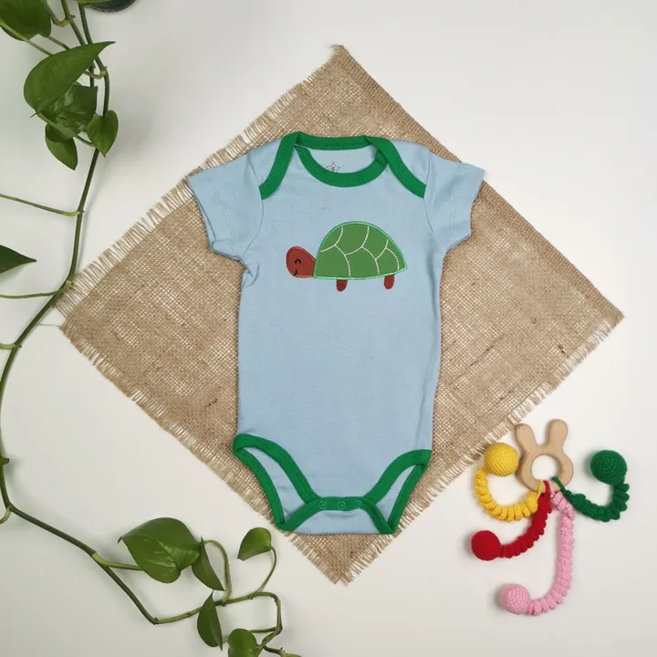 بادی نوزادی پسرانه آستین کوتاه طرح لاکپشت آبی رنگ – 3-6 ماه