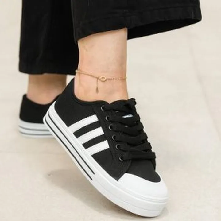 کتونی ۳ خط مشکی ۳۳۰۰۰۴۷۷